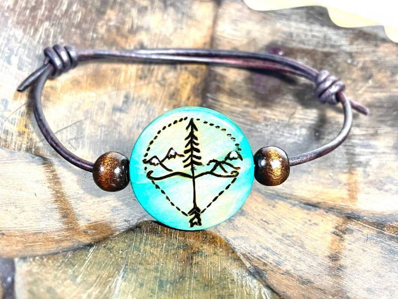 Holzverbranntes Pfeil Und Bogen Armband Adventure Jewelry Holzverbranntes Pfeil Und Bogen Armband Adventure Jewelry von MerakiArtisanStudio
