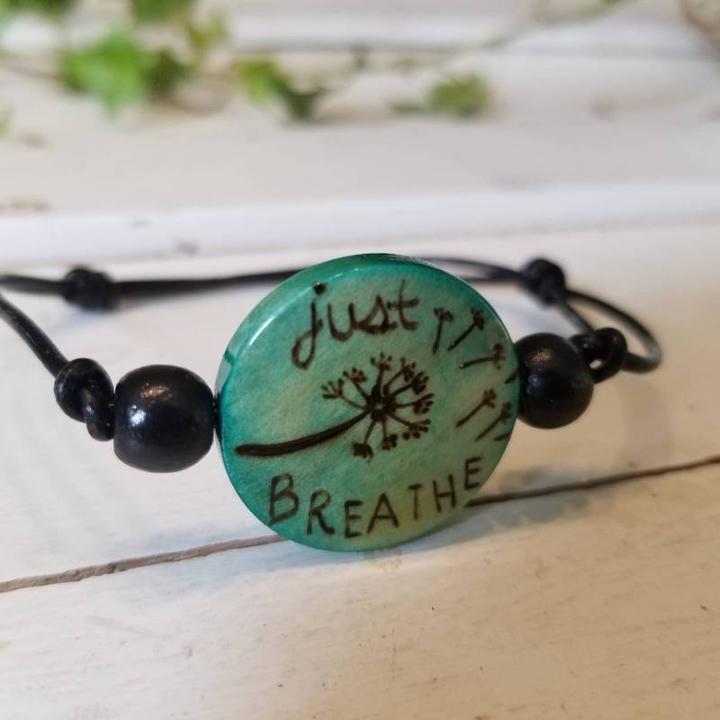 Holzgebranntes "Just Breathe' Armband Personalisiertes Meditations Geschenk Holzgebranntes "Just Breathe' Armband Personalisiertes Meditations Geschenk von MerakiArtisanStudio