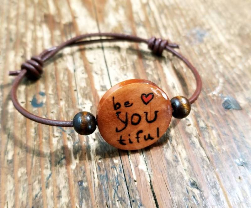 Handgebranntes Holzperlen Armband Beyoutiful Mantra, Individueller Boho Schmuck Handgebranntes Holzperlen Armband Beyoutiful Mantra, Individueller Boho Schmuck von MerakiArtisanStudio