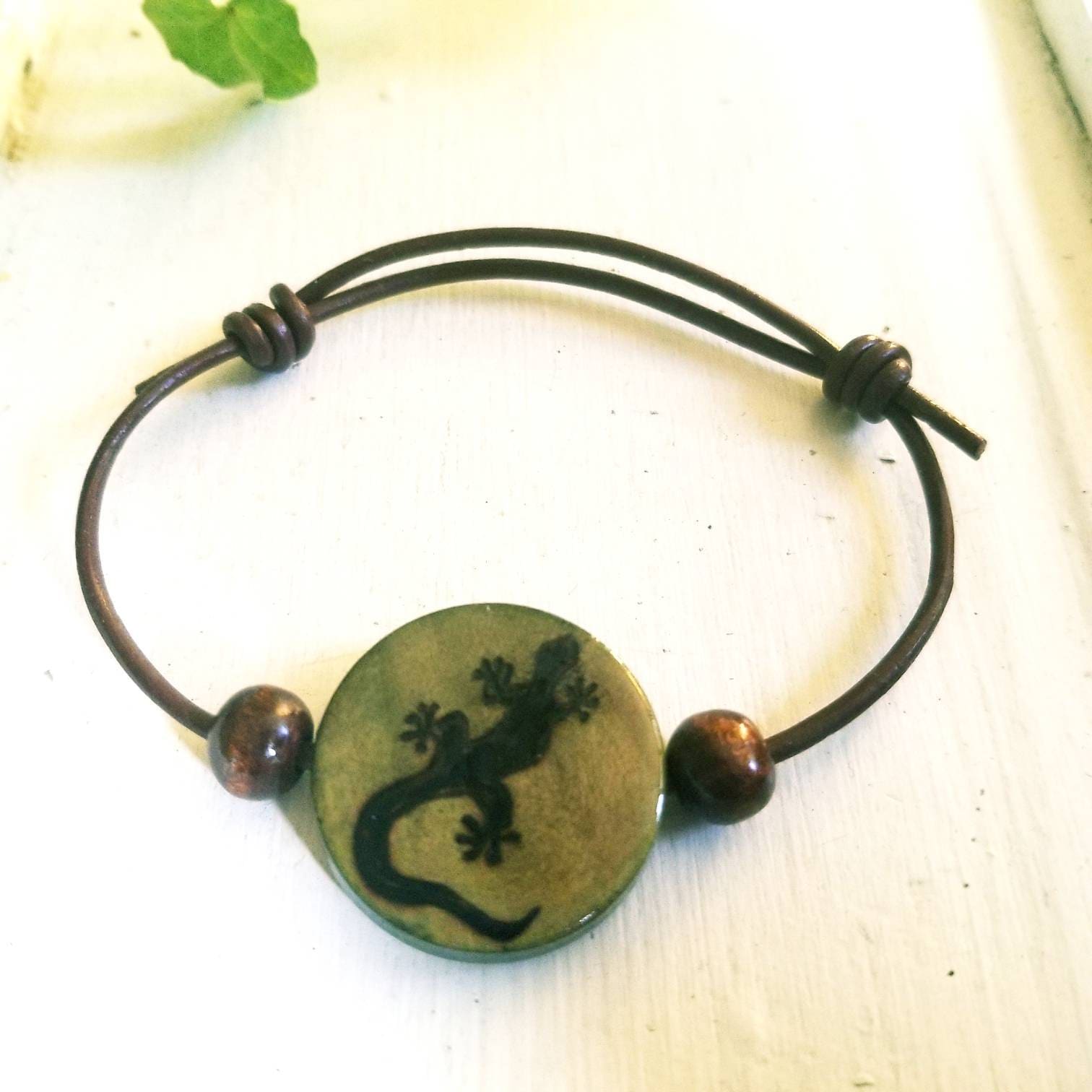 Handverbranntes Gecko Armband Personalisierter Holz Eidechsen Schmuck Handverbranntes Gecko Armband Personalisierter Holz Eidechsen Schmuck von MerakiArtisanStudio