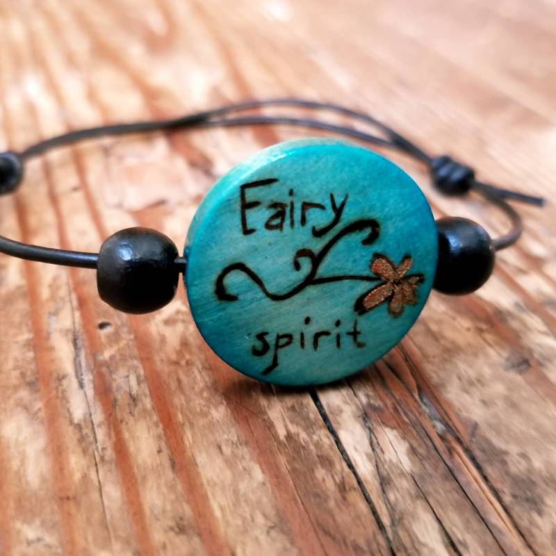 Elfengeist Holz Armband. Boho Style Gebrannt Hippie Wundersame Feenliebhaber Geschenke. Geschenk Für Sie. Blumenkind Elfengeist Holz Armband. Boho Style Gebrannt Hippie Wundersame Feenliebhaber Geschenke. Geschenk Für Sie. Blumenkind von MerakiArtisanStudio