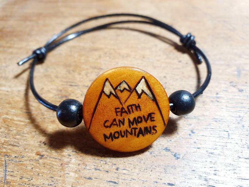Faith Can Move Mountains Armband. Holz Verbrannt Inspirierend Boho Style Kann Personalisiert Werden, Um Ein Individuelles Geschenk Zu Machen Faith Can Move Mountains Armband. Holz Verbrannt Inspirierend Boho Style Kann Personalisiert Werden, Um Ein Individuelles Geschenk Zu Machen von MerakiArtisanStudio