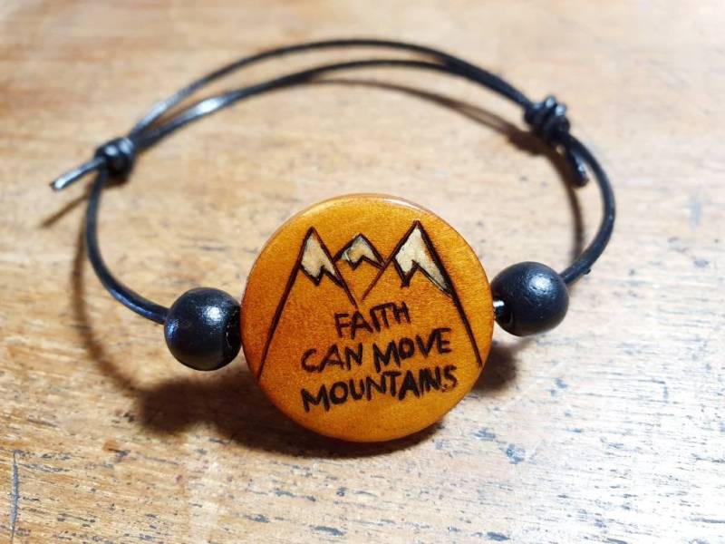 Faith Can Move Mountains Armband. Holz Verbrannt Inspirierend Boho Style Kann Personalisiert Werden, Um Ein Individuelles Geschenk Zu Machen Faith Can Move Mountains Armband. Holz Verbrannt Inspirierend Boho Style Kann Personalisiert Werden, Um Ein Individuelles Geschenk Zu Machen von MerakiArtisanStudio