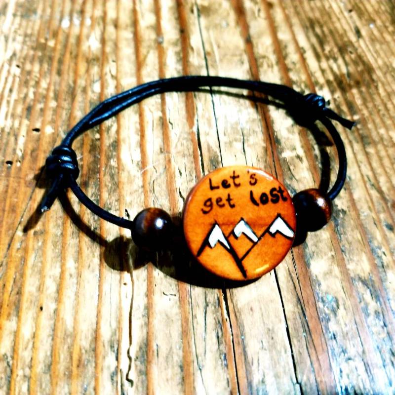 Handgebranntes Holzperlenarmband Boho Lederband, "Let's Get Lost" Handgebranntes Holzperlenarmband Boho Lederband, "Let's Get Lost" von MerakiArtisanStudio
