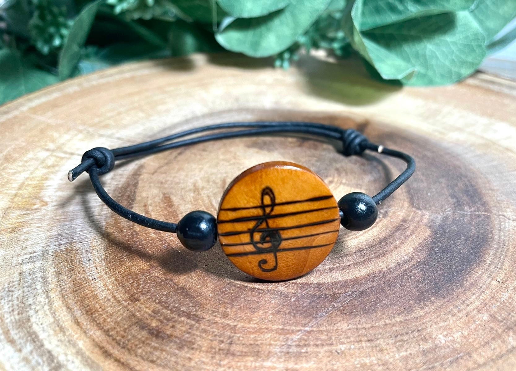 Handgebranntes Armband Mit Violinschlüssel Holzperle Und Boho-Lederkordel Handgebranntes Armband Mit Violinschlüssel Holzperle Und Boho-Lederkordel von MerakiArtisanStudio