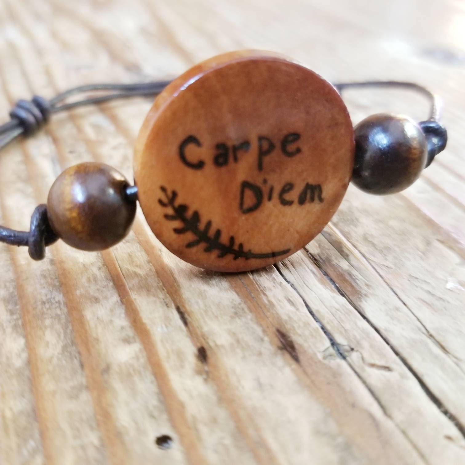 Handgebranntes Carpe Diem Holzperlenarmband Boho Lederbänder Handgebranntes Carpe Diem Holzperlenarmband Boho Lederbänder von MerakiArtisanStudio