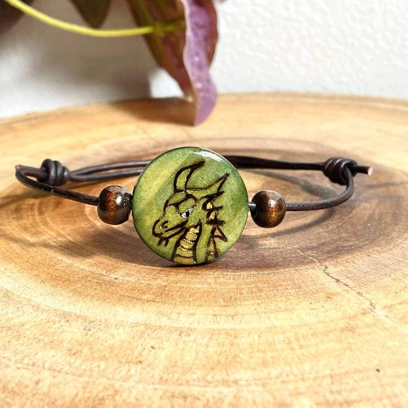 Personalisiertes Drachen Holz Armband Handbemalter Lederschmuck Personalisiertes Drachen Holz Armband Handbemalter Lederschmuck von MerakiArtisanStudio