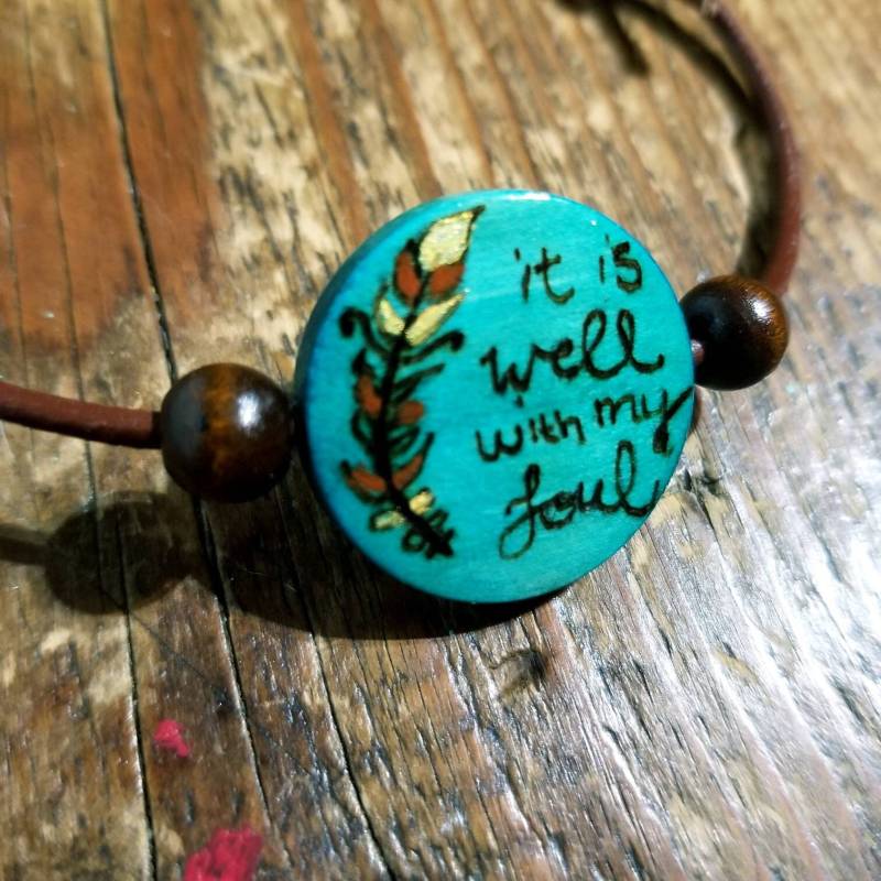 Holz Gebranntes, Handbemaltes Federarmband Boho Holzperle Mit Verstellbarem Lederband. Nach Maß, Ist Es Auch Meinem Seele Zitat Holz Gebranntes, Handbemaltes Federarmband Boho Holzperle Mit Verstellbarem Lederband. Nach Maß, Ist Es Auch Meinem Seele Zitat von MerakiArtisanStudio