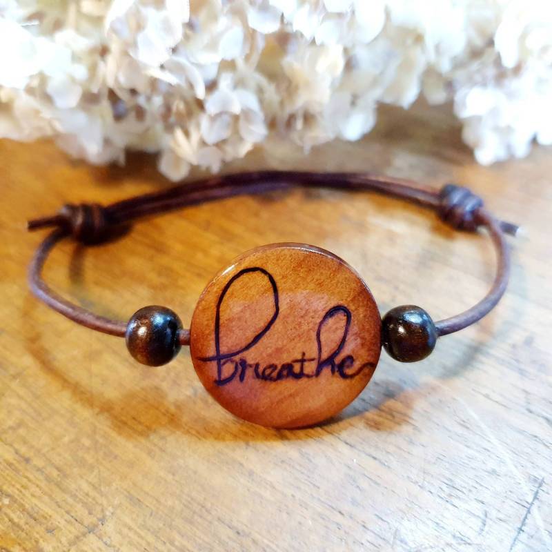 Holzgebranntes "Breathe' Lederarmband Boho Meditationsschmuck Holzgebranntes "Breathe' Lederarmband Boho Meditationsschmuck von MerakiArtisanStudio