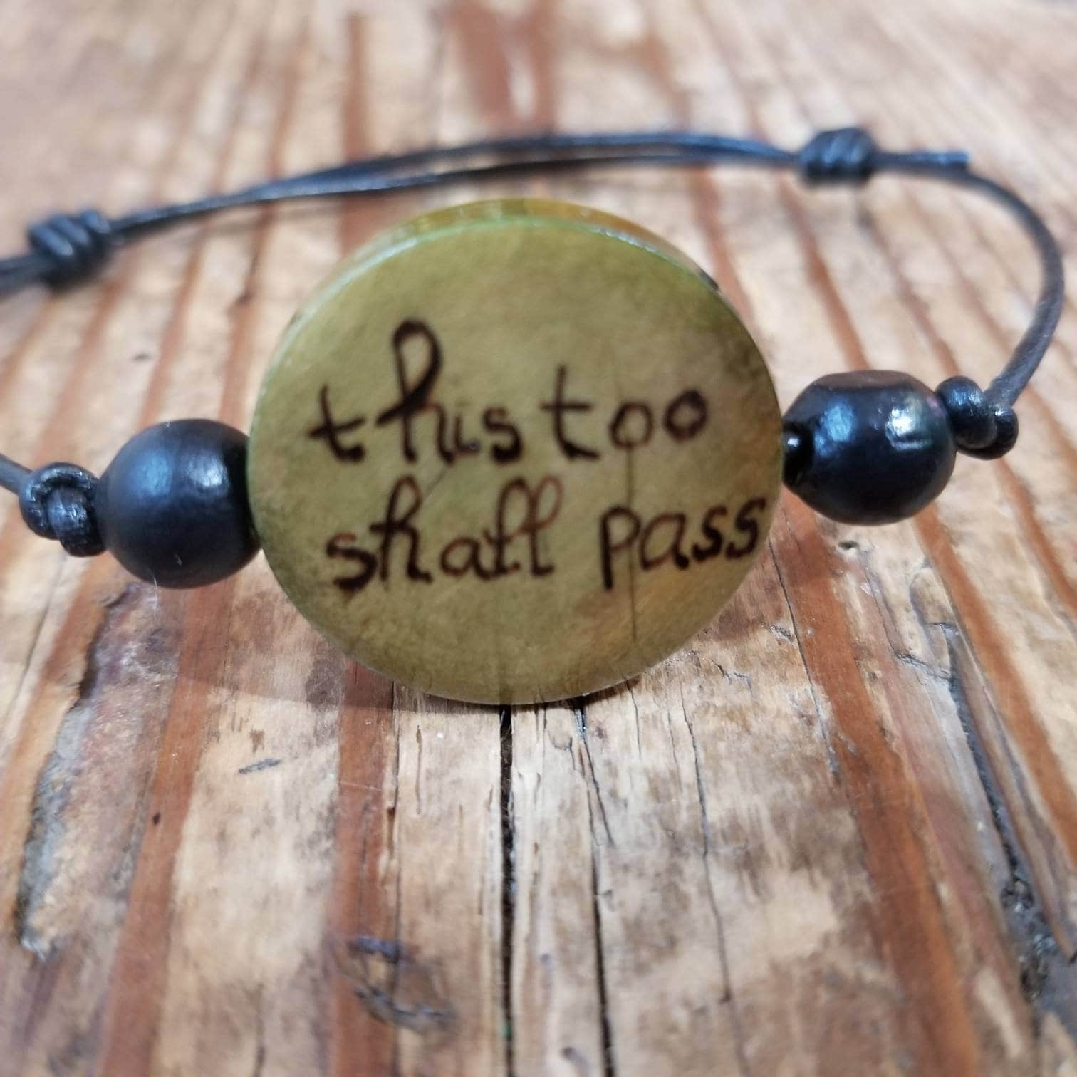 "Verstellbares "This Too Shall Pass" Armband Aus Gebranntem Leder." "Verstellbares "This Too Shall Pass" Armband Aus Gebranntem Leder." von MerakiArtisanStudio