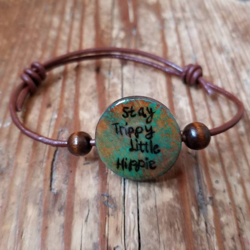 Handverbranntes Holzarmband Patina Hippie Boho Lederband von MerakiArtisanStudio