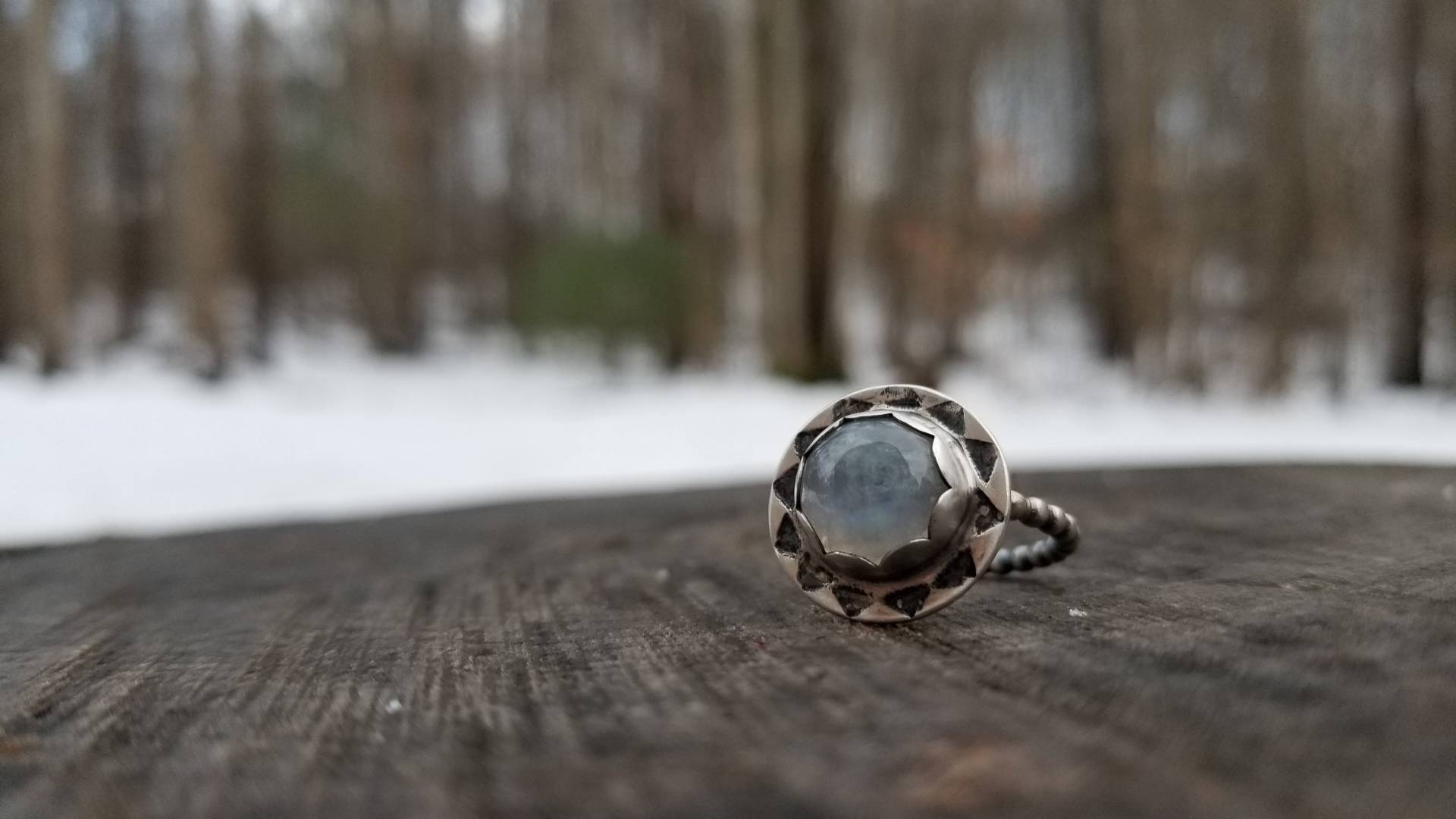 Handgemachter Gestempelter Mondsteinring Aus Sterlingsilber Handgemachter Gestempelter Mondsteinring Aus Sterlingsilber von MerakiMoonJewelry