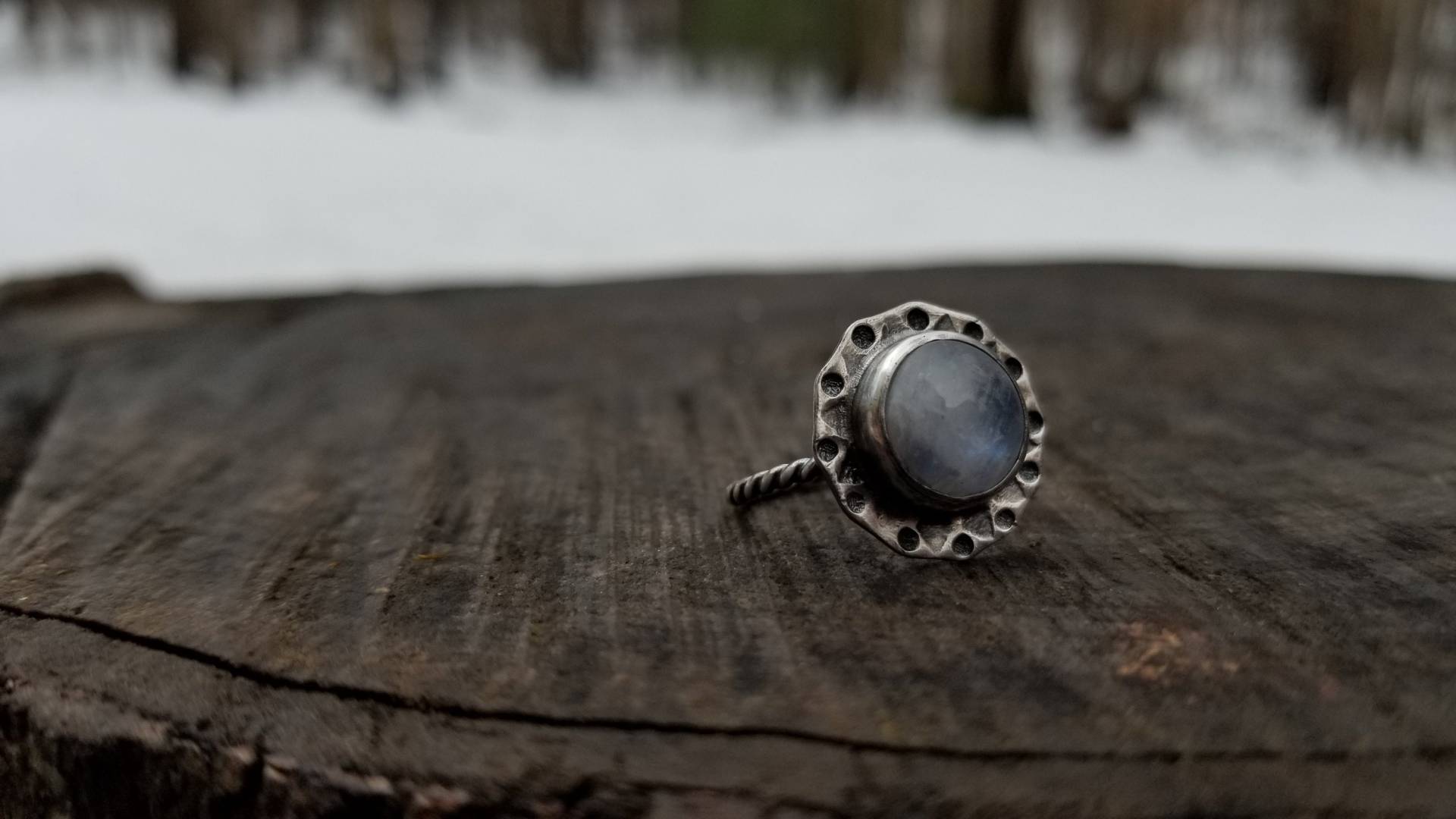 Handgemachter Gestempelter Mondsteinring Aus Sterlingsilber Handgemachter Gestempelter Mondsteinring Aus Sterlingsilber von MerakiMoonJewelry