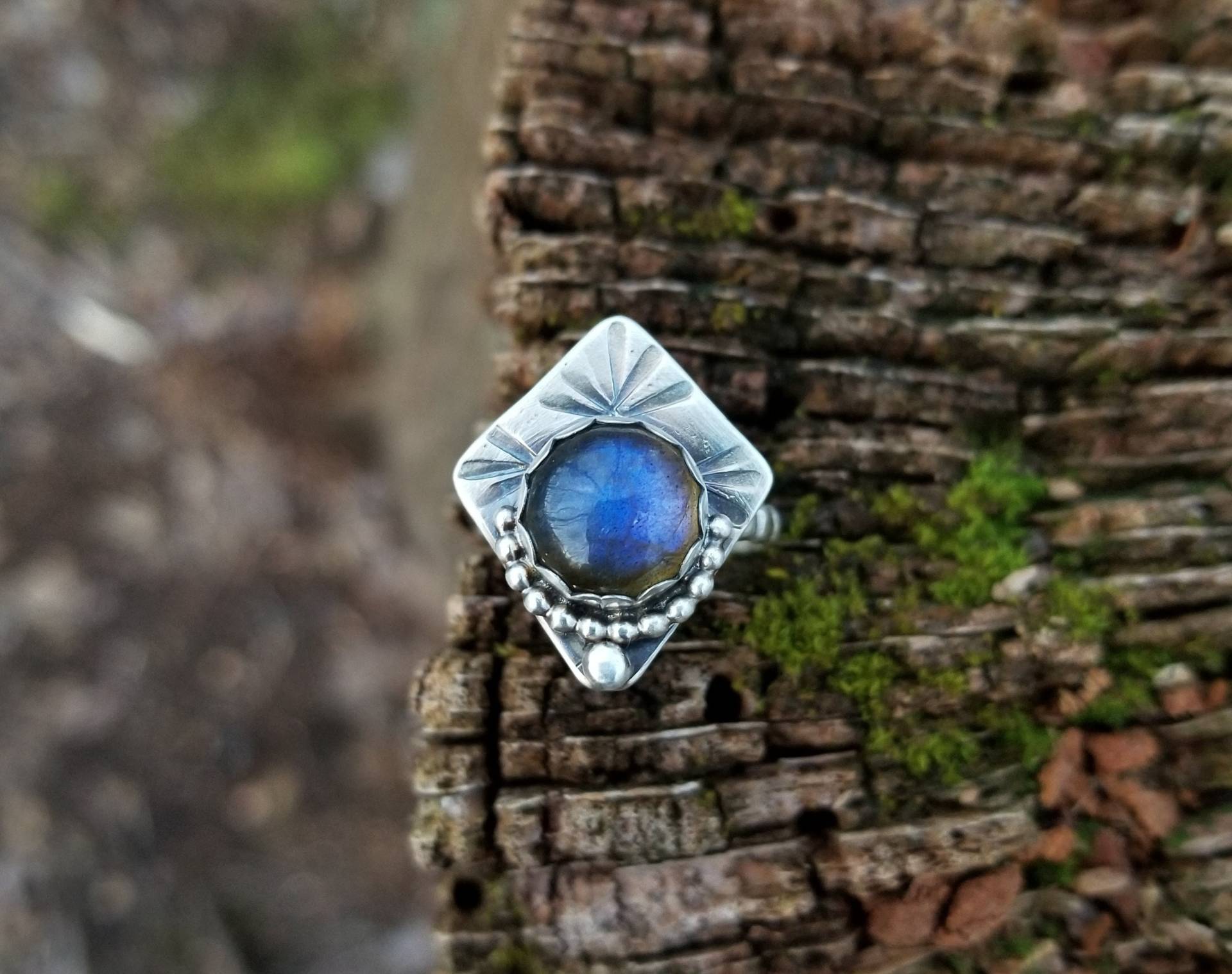 Handgemachter Labradorit-Ring Aus Sterlingsilber Handgemachter Labradorit-Ring Aus Sterlingsilber von MerakiMoonJewelry