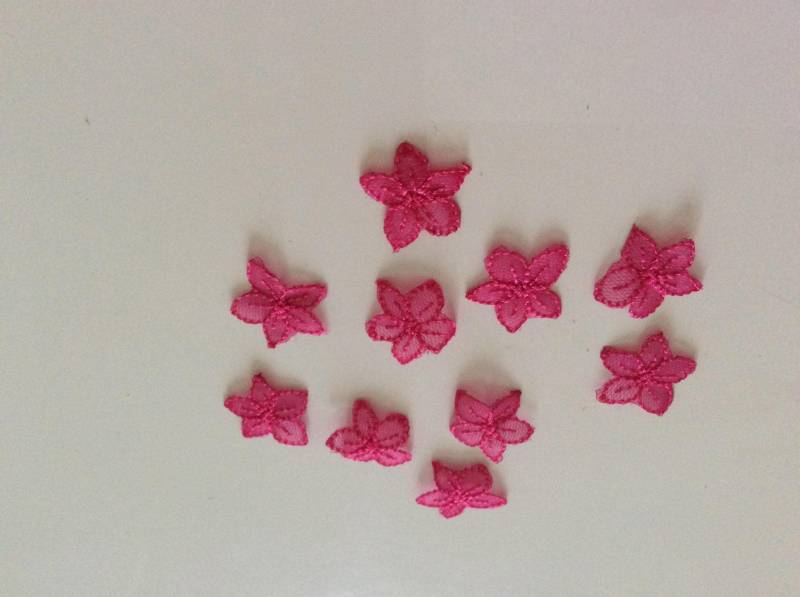 Set Mit 10 Fuchsiarosa Blumen Als Stickapplikation Zum Aufkleben von Mercerievoilage