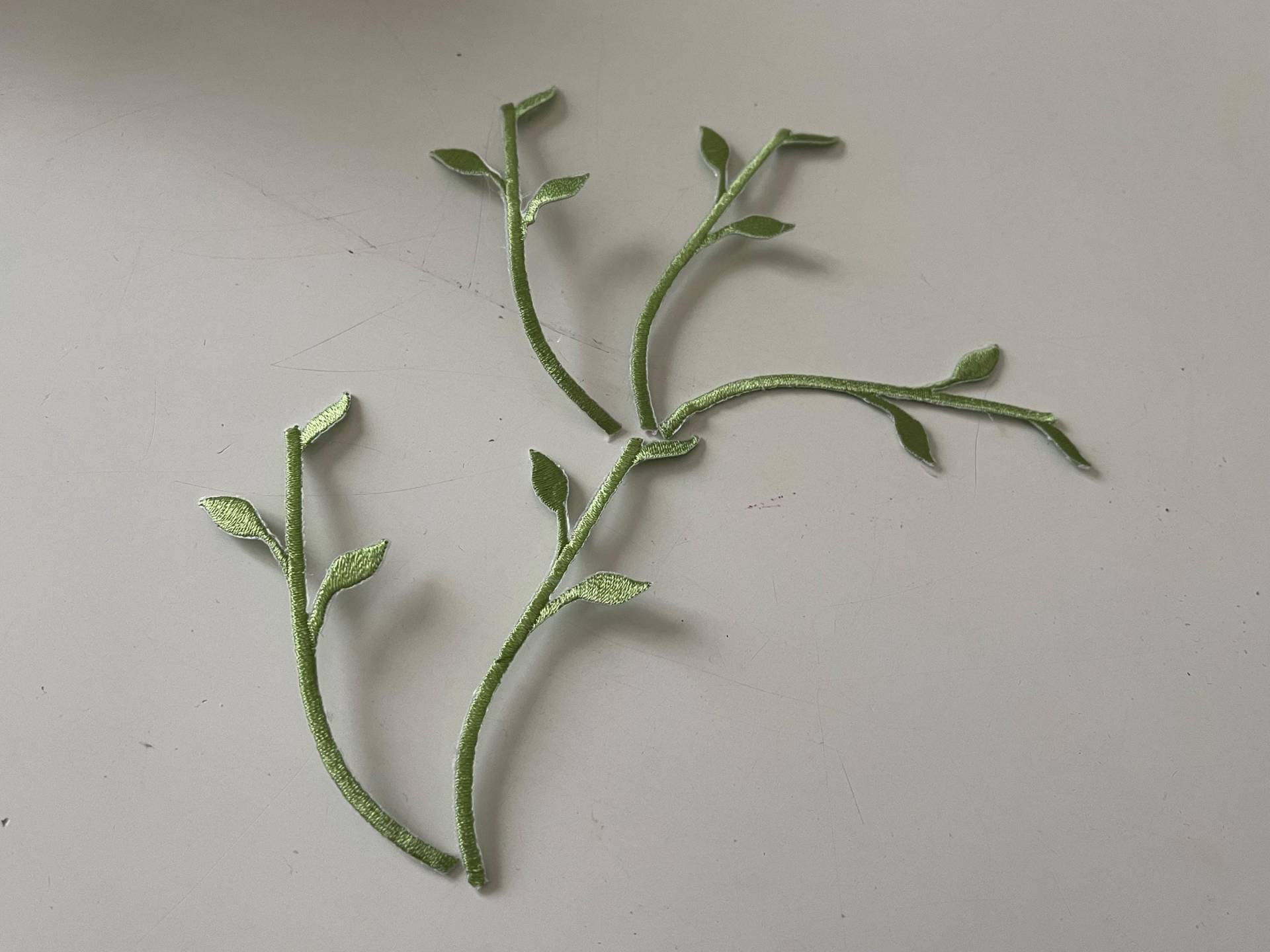 Set Mit 5 Bestickten Weißen Oder Grünen Bügelstäben 8, 5 cm Lang von Mercerievoilage