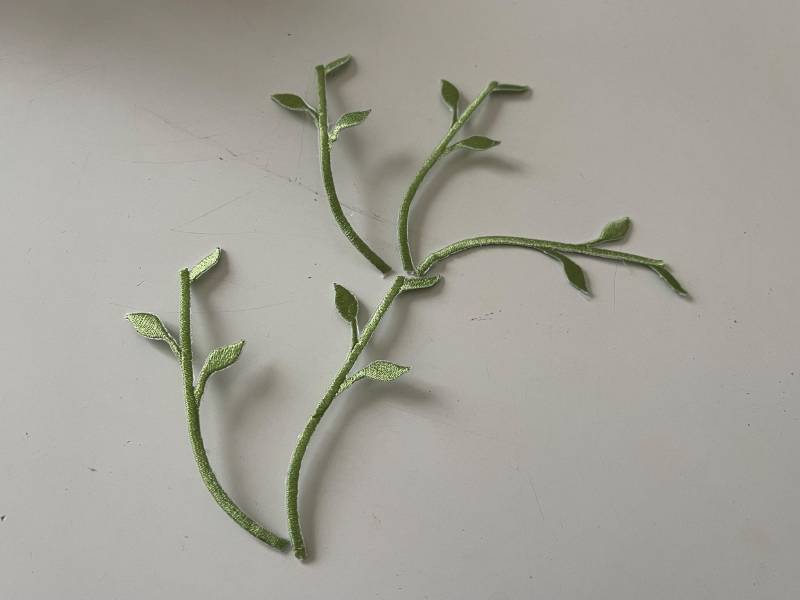 Set Mit 5 Bestickten Weißen Oder Grünen Bügelstäben 8, 5 cm Lang von Mercerievoilage