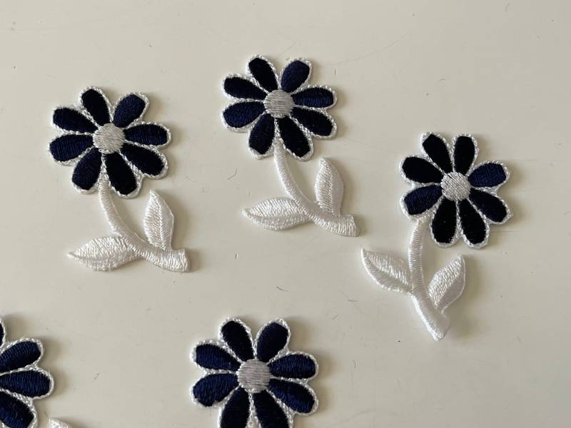 Set Mit 5 Weißen Und Blauen Blumen in Stickapplikation Zum Aufkleben Auf Bügeleisen von Mercerievoilage