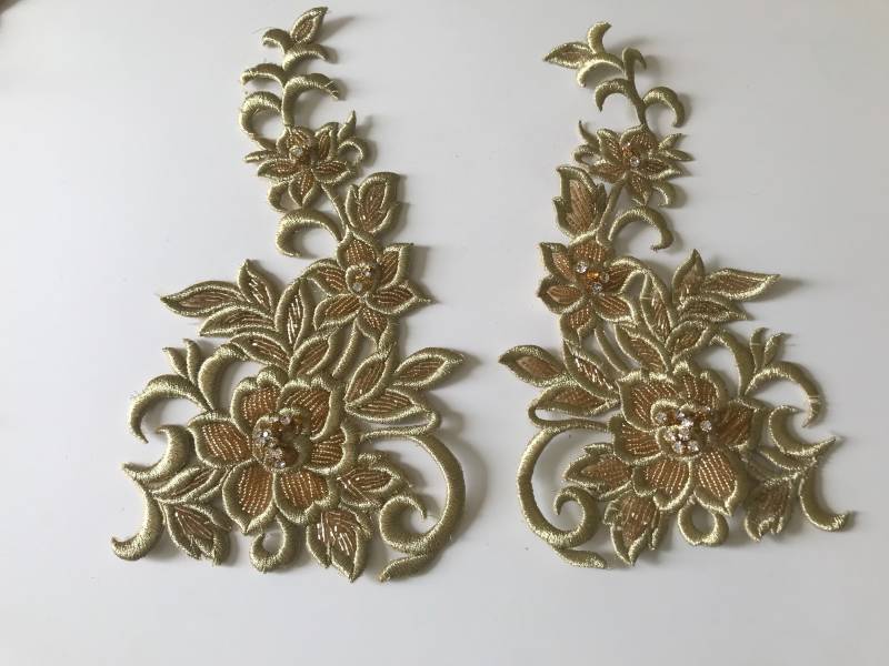 Silber - Oder Goldstickerei Mit Kristallstrassperlen Und Sehr Hochwertigem Metallfaden von Mercerievoilage