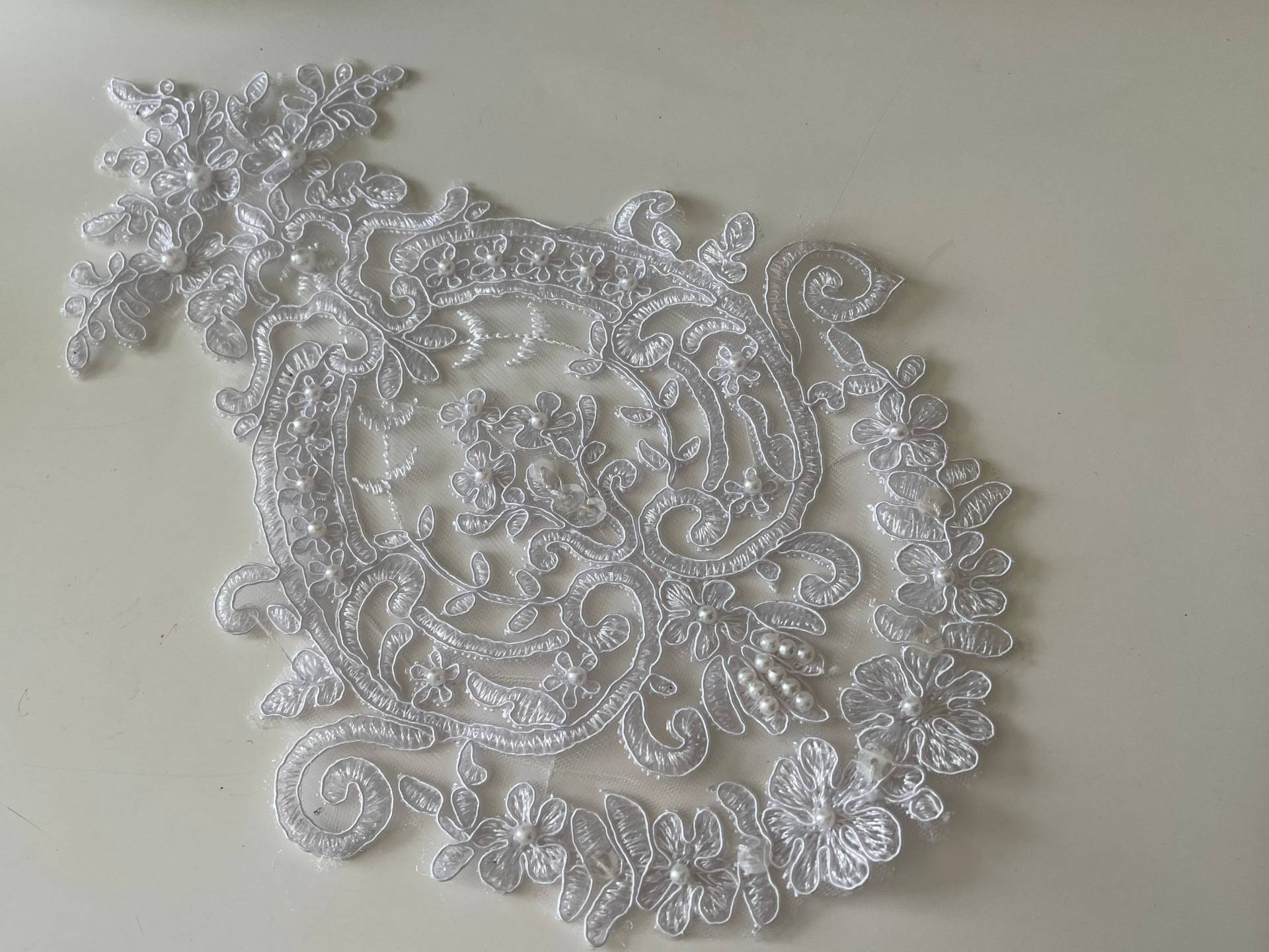 Spitzenapplikation Mit Weißen Oder Ecrufarbenen Perlen, 28 X 18 cm von Mercerievoilage