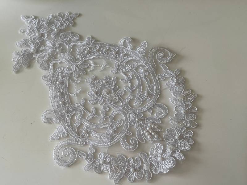 Spitzenapplikation Mit Weißen Oder Ecrufarbenen Perlen, 28 X 18 cm von Mercerievoilage