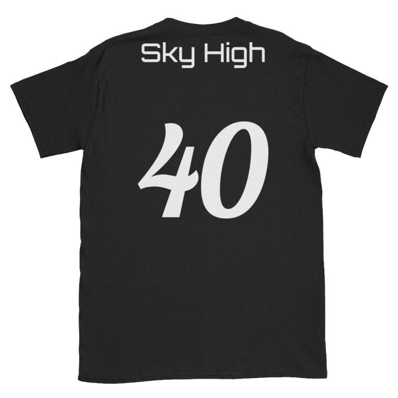 Deluxe Sky High Ent | Weißer Hintergrund, Buchstaben & Zahlen Short-Sleeve Unisex T-Shirt Deluxe Sky High Ent | Weißer Hintergrund, Buchstaben & Zahlen Short-Sleeve Unisex T-Shirt von MerchBySkyHigh