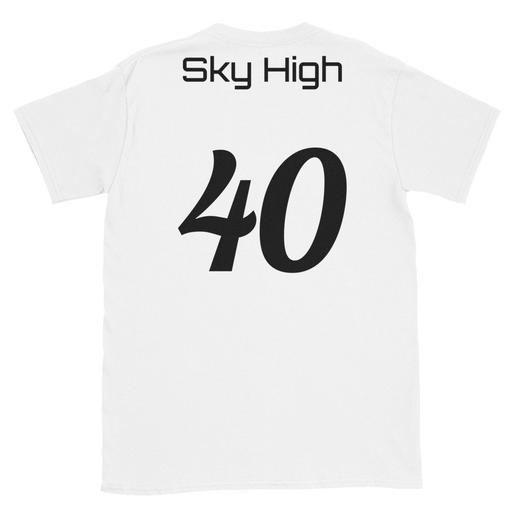 Deluxe Sky High Ent. | Weiße Hintergrund-/Schwarze Zahlen Und Buchstaben Kurz-Sleeve Unisex T-Shirt Deluxe Sky High Ent. | Weiße Hintergrund-/Schwarze Zahlen Und Buchstaben Kurz-Sleeve Unisex T-Shirt von MerchBySkyHigh