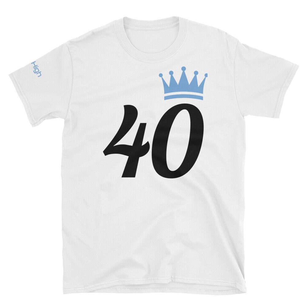 Sky High 40 | Blk Nummers-/Himmelblaue Krone Short-Sleeve Unisex T-Shirt Sky High 40 | Blk Nummers-/Himmelblaue Krone Short-Sleeve Unisex T-Shirt von MerchBySkyHigh