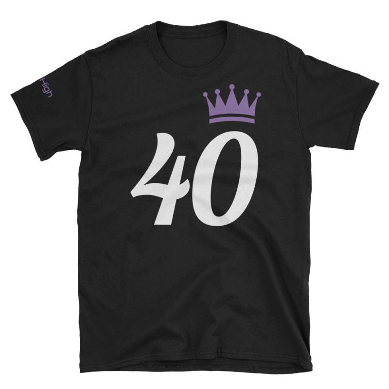 Sky High 40 | Weiße Nummers/Lila Krone Short-Sleeve Unisex T-Shirt Sky High 40 | Weiße Nummers/Lila Krone Short-Sleeve Unisex T-Shirt von MerchBySkyHigh
