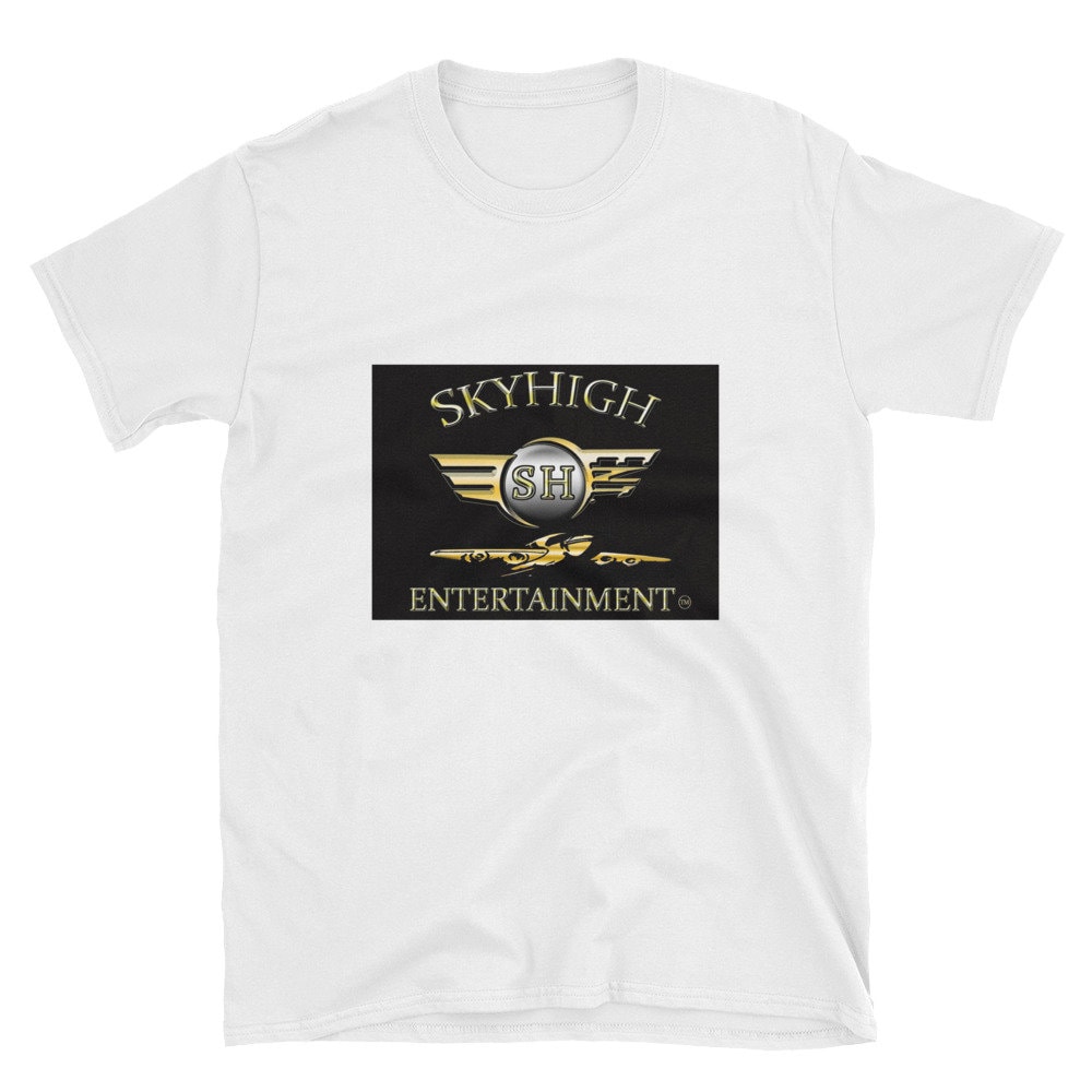 Sky High Ent. | Blk Hintergrund Kurz-Sleeve Unisex T-Shirt Sky High Ent. | Blk Hintergrund Kurz-Sleeve Unisex T-Shirt von MerchBySkyHigh