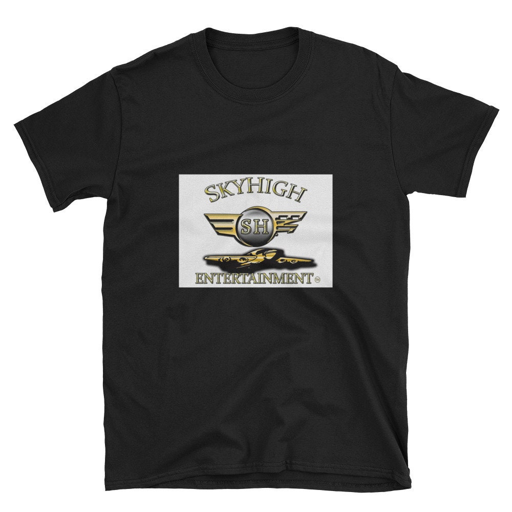 Sky High Ent. | Weißer Hintergrund Kurz-Sleeve Unisex T-Shirt Sky High Ent. | Weißer Hintergrund Kurz-Sleeve Unisex T-Shirt von MerchBySkyHigh