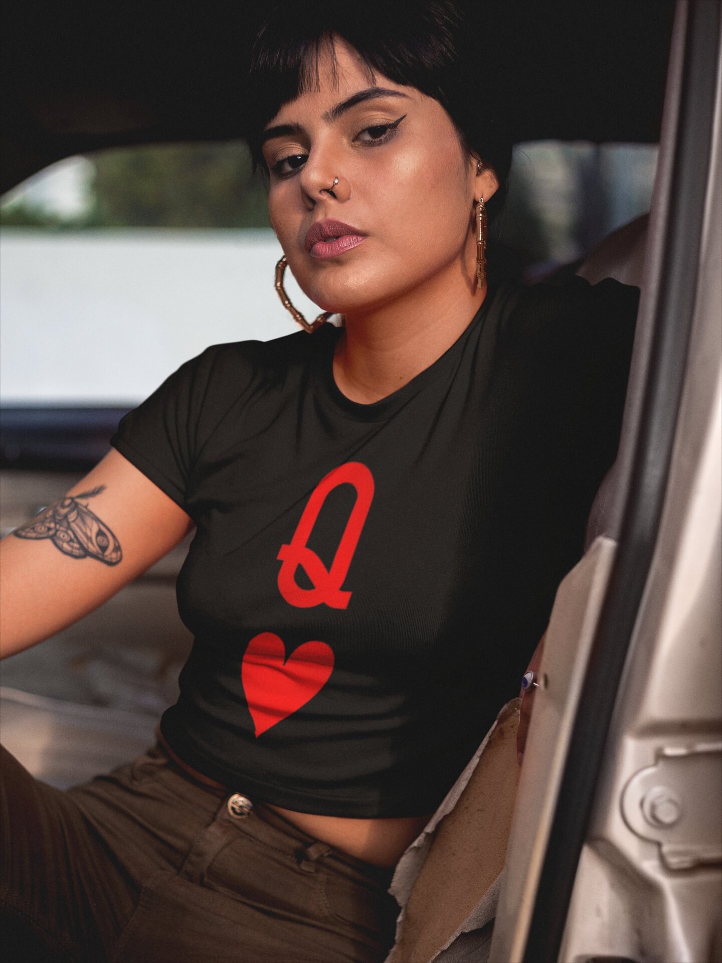 Queen Of Hearts Playing Card T-Shirt, Red Poker Nachhaltig, Unisex Queen Of Hearts Playing Card T-Shirt, Red Poker Nachhaltig, Unisex von MerchOwl