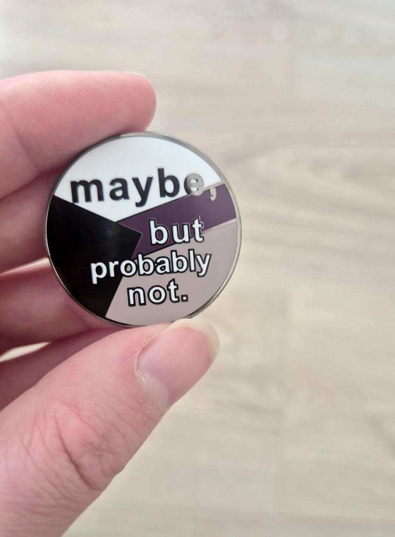B-Ware Maybe | Demi - Emaille Pin von Merchbaendchen