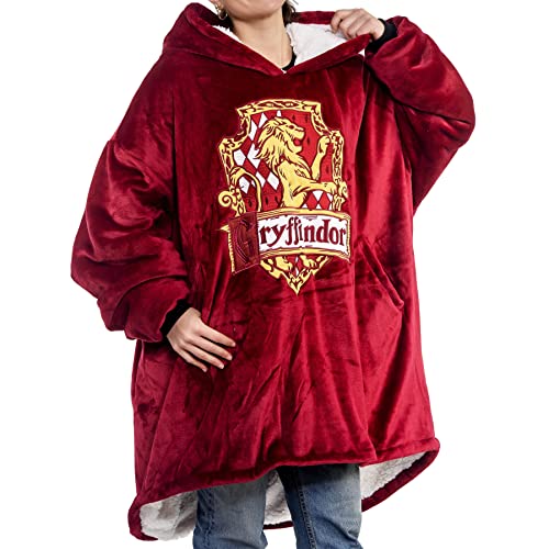 Merchoid Harry Potter Gryffindor Oversized Blanket Hoodie - Bequeme, weiche, warme Plüsch-Kapuzendecke für Männer und Frauen mit Sherpa-Fleece-Futter Kängurutasche Rot, Einheitsgröße von Merchoid