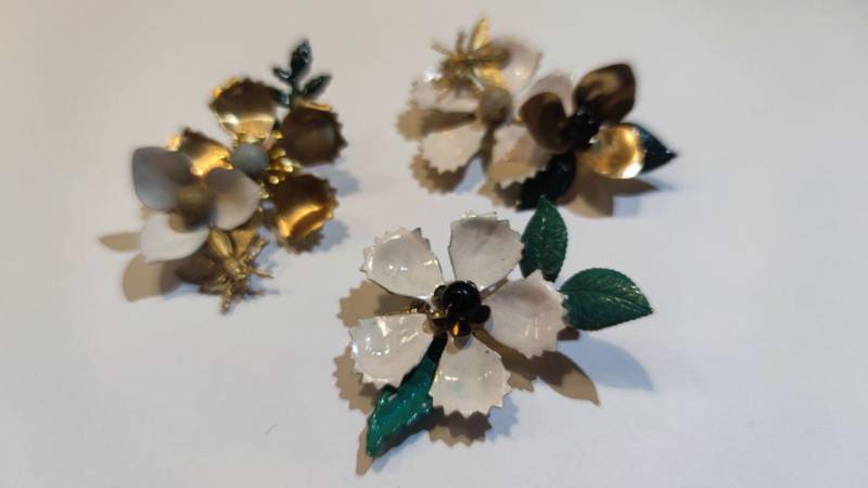 Anemone Anstecker Aus Unterschiedlichen Blumen, Blattranken, Verziert Mit Perlen Und Halbedelsteinen von MercuryyyyrucreM