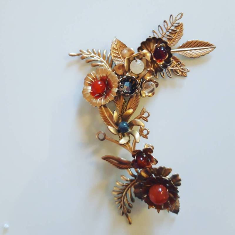 Blütenranke Goldener Earcuff Aus Zahlreichen Kleinen Blumen, Verziert Mit Halbedelsteinen. Perfekt Für Den Individuellen Boholook von MercuryyyyrucreM