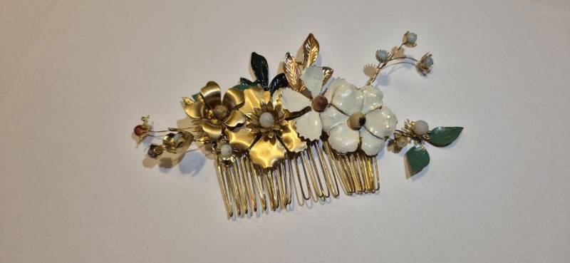 Brombeerstrauch Kamm Aus Unterschiedlichen Blumen, Blattranken, Verziert Mit Perlen Und Funkelnden Steinen von MercuryyyyrucreM