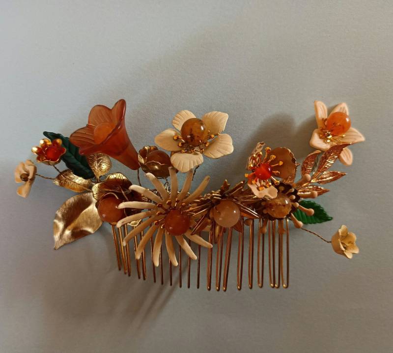 Herbstnebel Kamm Aus Unterschiedlichen Blumen, Blattranken, Verziert Mit Perlen Und Funkelnden Steinen von MercuryyyyrucreM