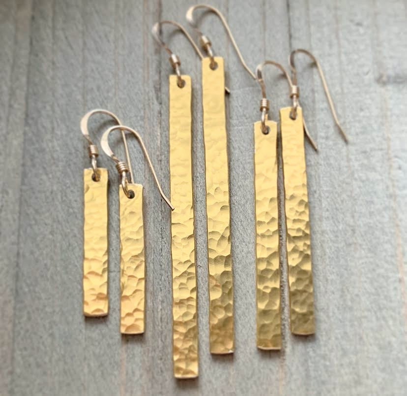 Gold Gehämmert Bar Ohrringe. Auf All American Getragen Gold Gehämmert Bar Ohrringe. Auf All American Getragen von MerelaniDesigns