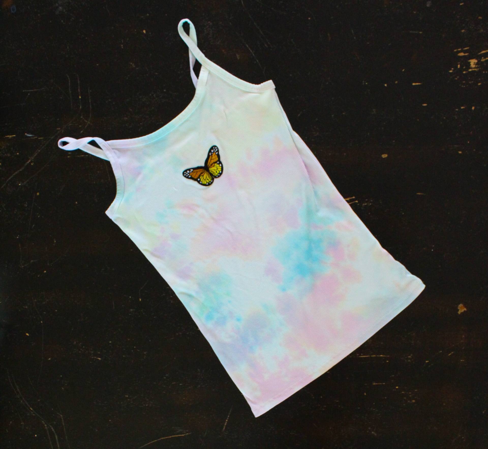 Gelber Schmetterling & Regenbogen Krawatte Tank Top Medium Gelber Schmetterling & Regenbogen Krawatte Tank Top Medium von MeresArtShop