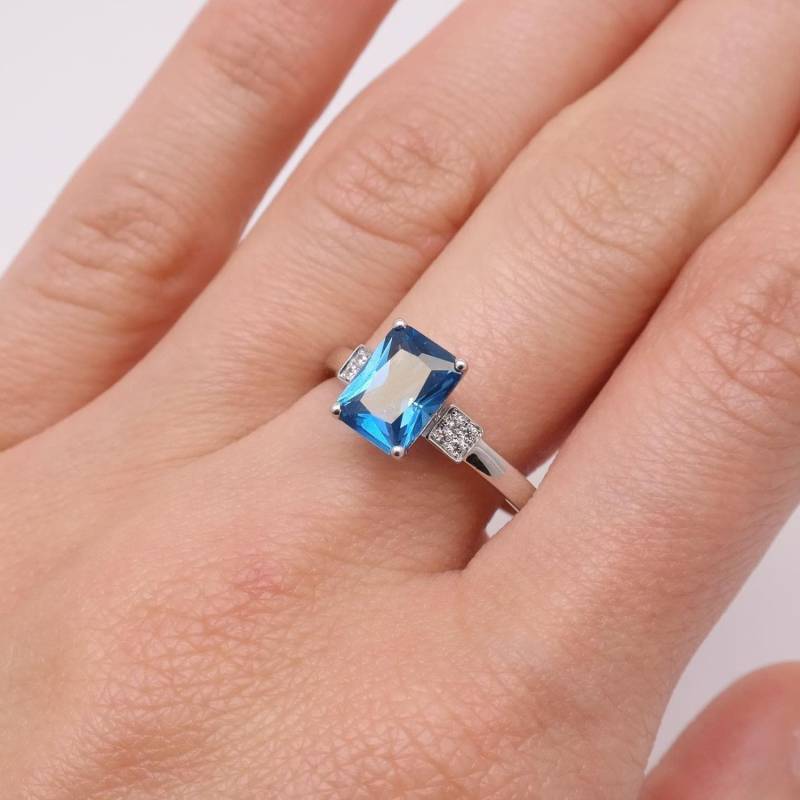 Smaragdschliff 6x8 Blautopas Verlobungsring, Silberring, Simulierte Ring, Jubiläumsgeschenk, Mikro Pave Frauen Geschenk von MeriFineJewelry