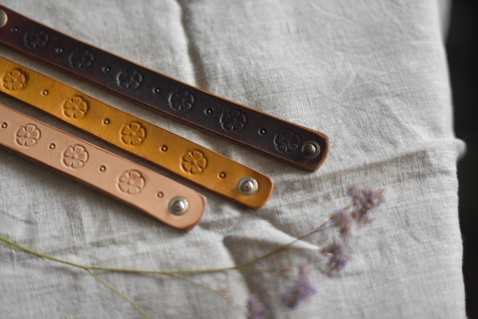 Blumen-Leder-Armband Freundschaft Armband Geschenk Für Mädchen, Freund, Sie, Frauen, Lederschmuck von MerifaLeather