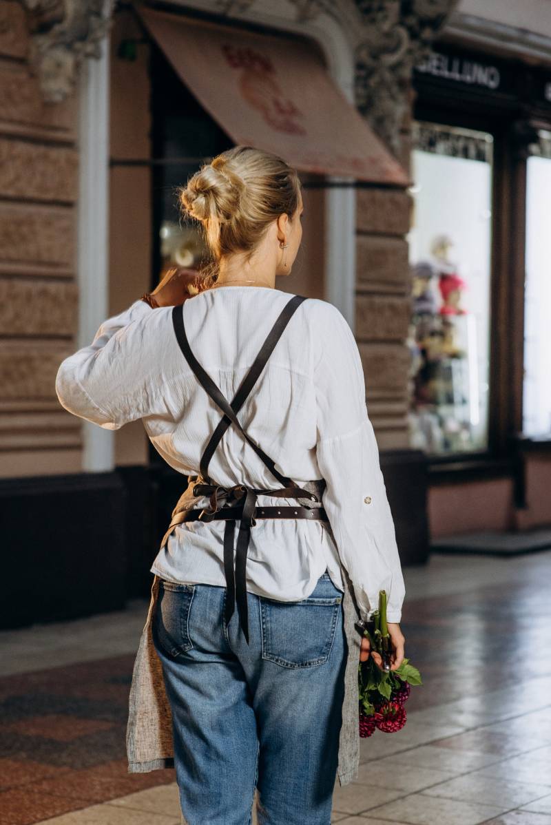 Floristenschürze Und Lederwerkzeuggürtel, 2-Er Set Floristenleinenschürze Mit Personalisierungs-Ledergürtel, Geschenk Für Floristen von MerifaLeather