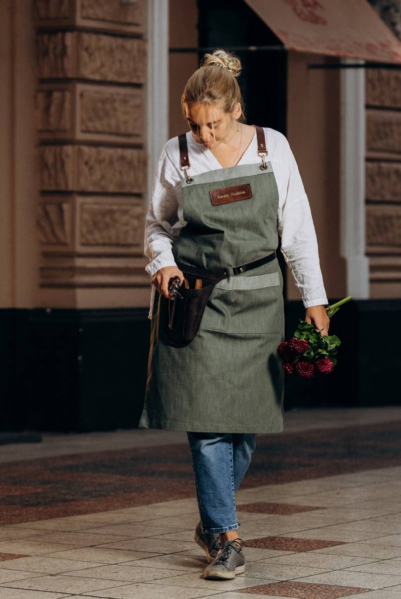 Leder-Werkzeuggürtel Und Grüne Jeansschürze, 2-Er Set Floristenschürze Mit Personalisierung, Ledergartentasche, Weihnachtsgeschenkset Für Floristen Leder-Werkzeuggürtel Und Grüne Jeansschürze, 2-Er Set Floristenschürze Mit Personalisierung, Ledergartentasche, Weihnachtsgeschenkset Für Floristen von MerifaLeather