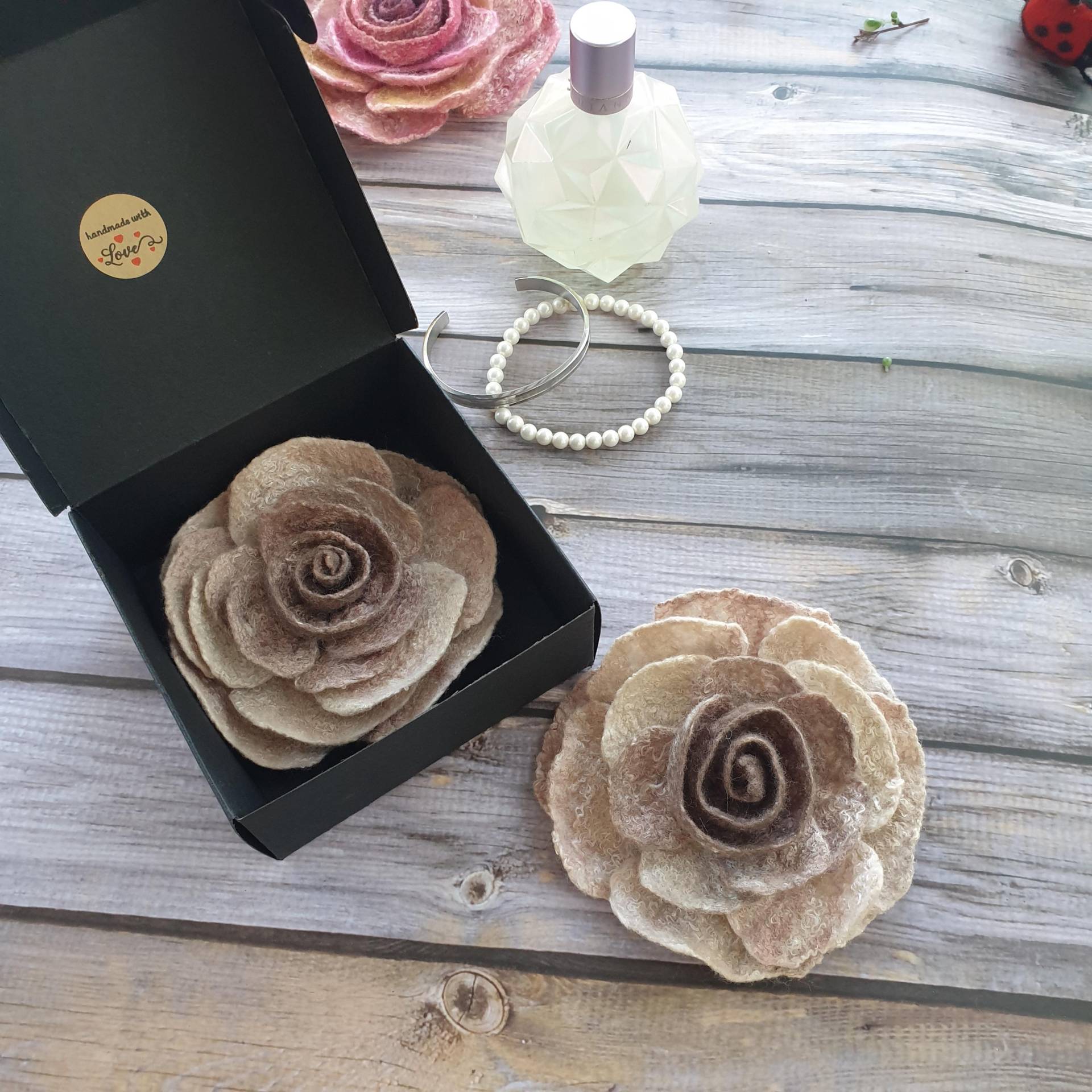 Große Filzblumen Brosche Mit Magnetverschlüss Und Anstecknadel, Geschenkidee Für Frauen, Filz Rose in Beige Farben, Blumen von MerinoAccessoires