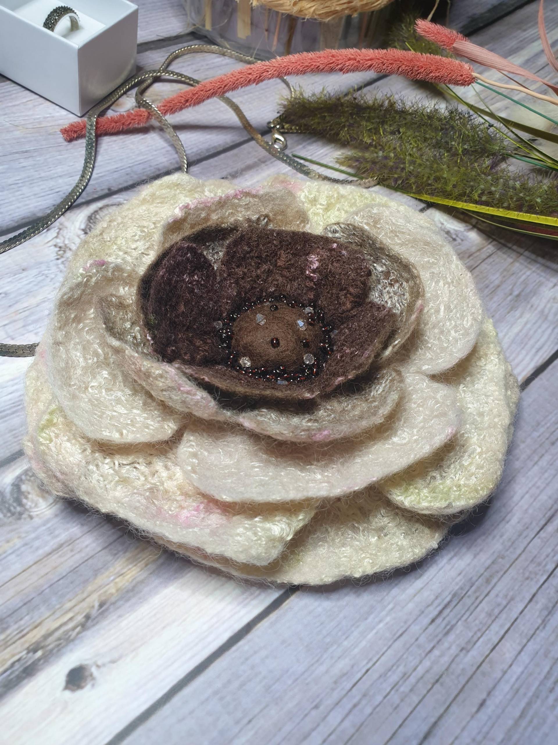 Handmade Nachhaltig Filzschmuck Brosche Geschenkidee Wolle Naturfasern Boho Merinowolle Filzdesign Filzkunst Blumen Hochzeit von MerinoAccessoires