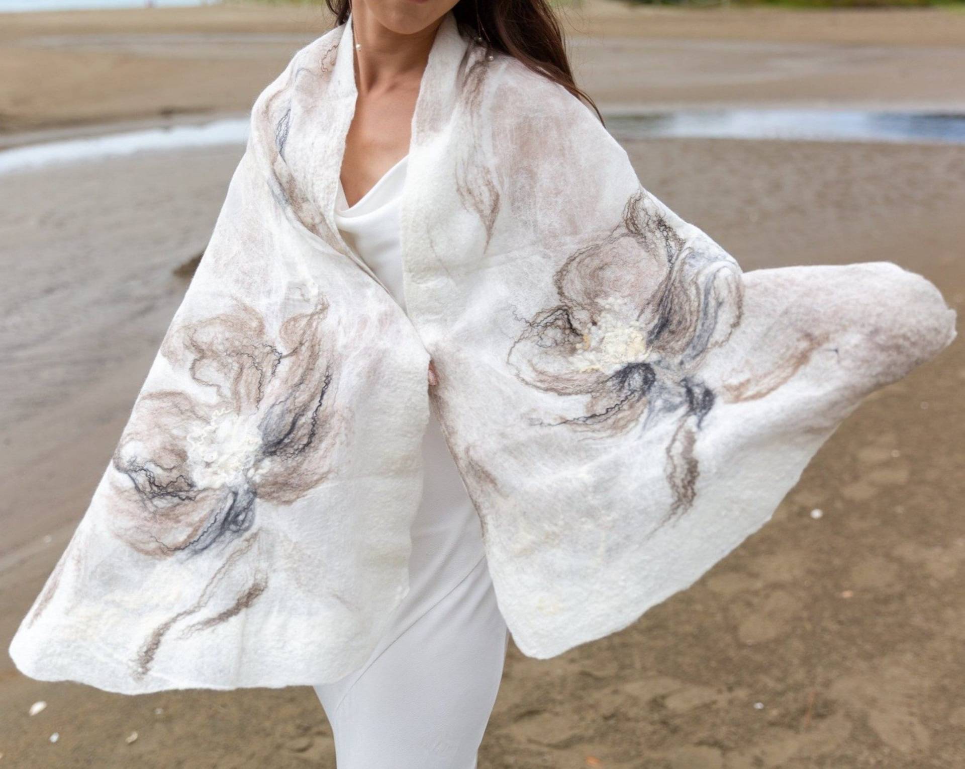 Braut, Luxus Merino Und Seidenschal, Exklusiv, Blumen in Strandfarben Wolle Seide Hochzeit Cape, Handgefertigt Neuseeland, Küstendesign von MerinoSilk