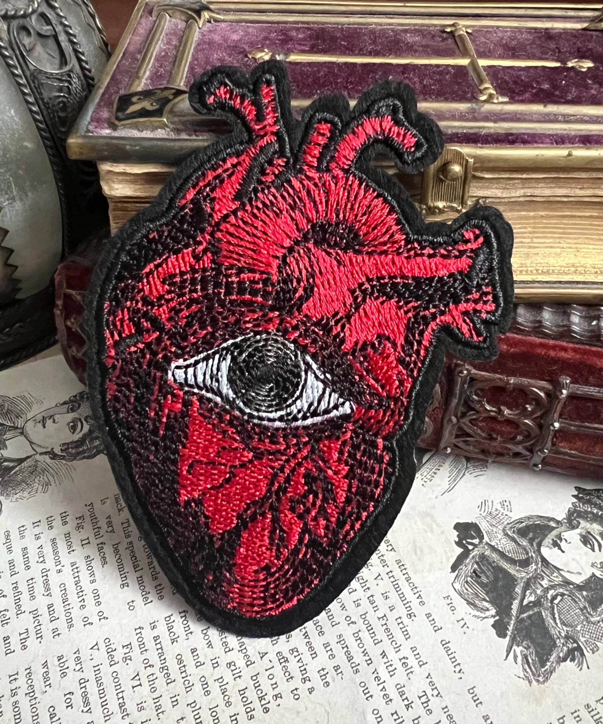 Patch Heart Of Sight | Gothic Alternative Mystical Occult Embroidered Patch Heart Of Sight | Gothic Alternative Mystical Occult Embroidered von Meriscordia