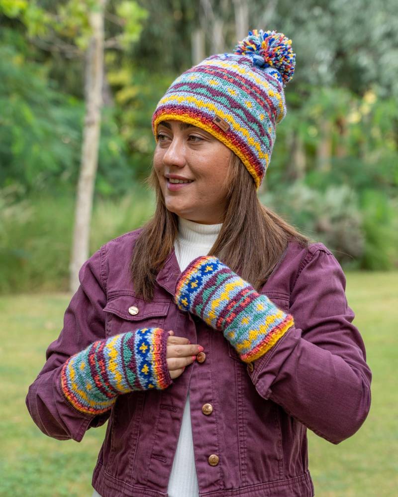 Handgestrickte Mehrfarbige Mütze, Fingerlose Handschuhe & Stirnband Im Set von MerivaHandKnitACCs