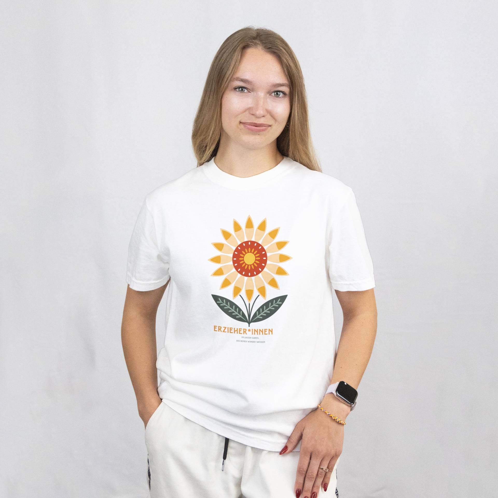 Erzieherinnen Pflanzen Wunder - Liebevolles T-Shirt Mit Herzspruch von MerkerHarmsDesigns